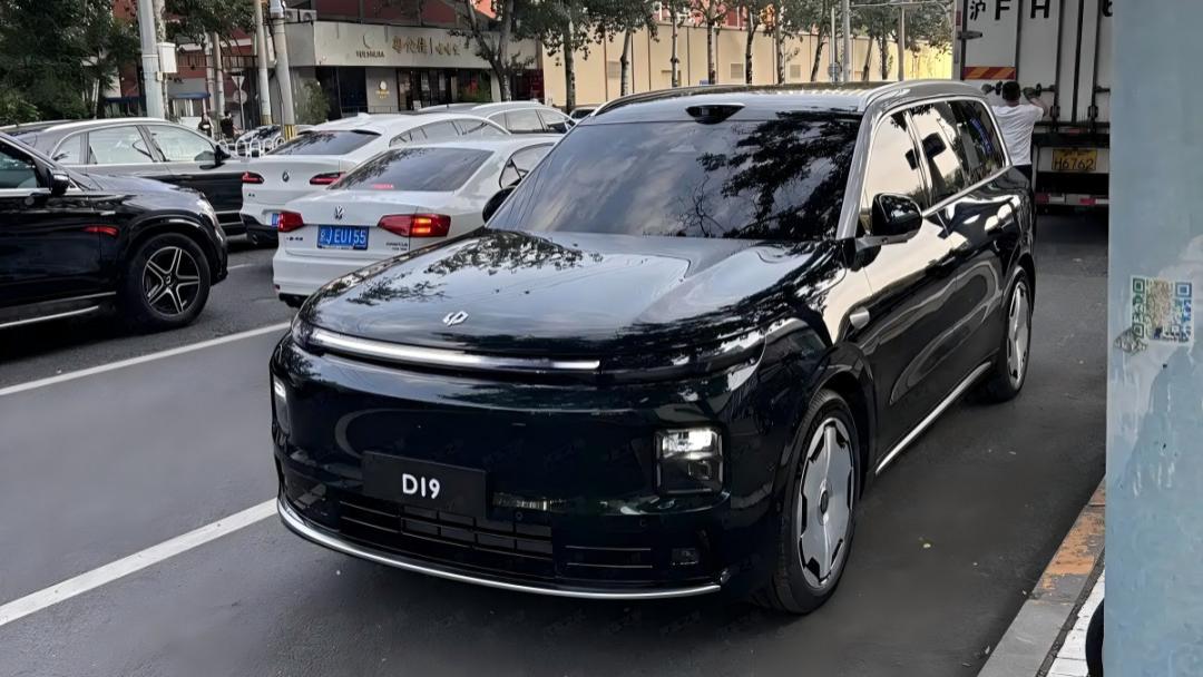 零跑全新旗舰级SUV实车曝光！外观造型沉稳大气，搭载增程动力