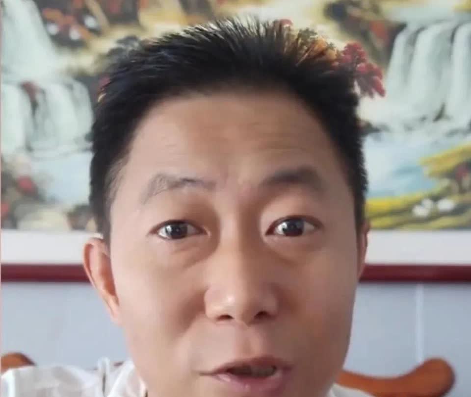 一男子录视频称“他被黄杨钿甜起诉了，没错，是向法院起诉，不是投诉。这位男子有八条