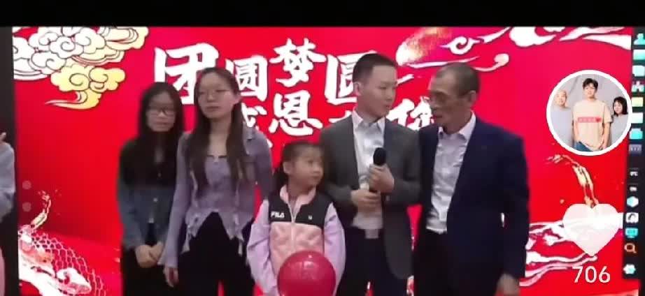 谢浩楠的螺蛳粉妹妹上台了。先给哥哥一个大大的拥抱。他说要给哥哥吃螺蛳粉，然后再送