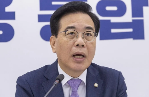 6日，韩国国民力量党紧急对策委员长兼院内代表宋彦锡就共同民主党议员李春锡代持股票
