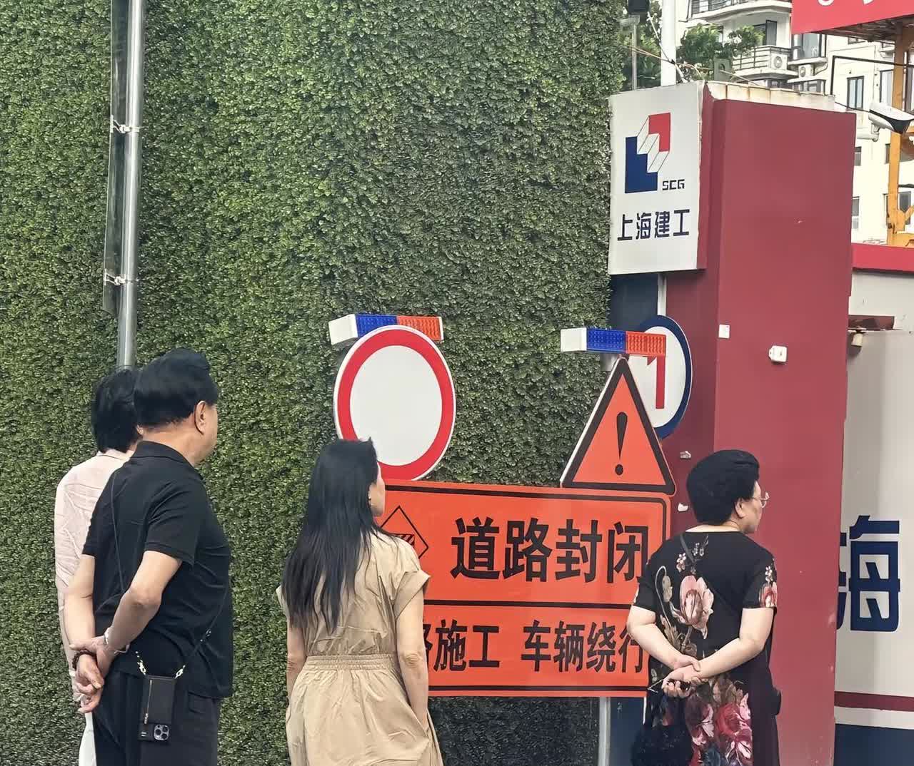伊能静秦昊带爸爸妈妈看房子。偶遇上海偶遇秦昊一家人看房，这主要是在看工程进展，伊