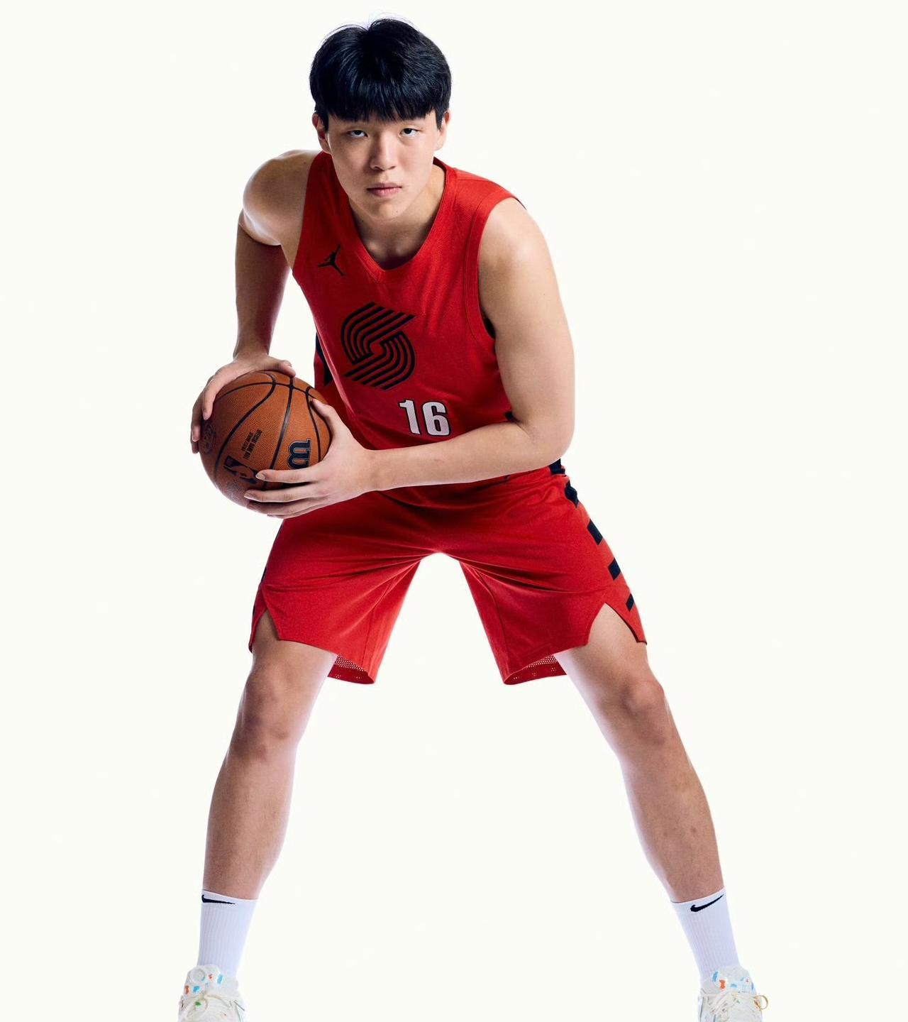 杨翰森球衣正式开售！开拓者新赛季的改版球衣正式上线了，杨翰森的联盟版售价1173