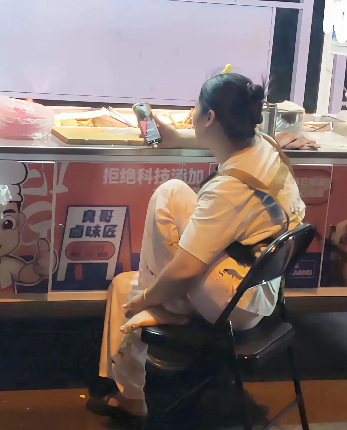 奉劝各位一句，下一次再看到这样的路边摊儿，这种造型坐着的老板娘就不要去买，因为她