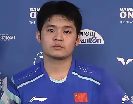 国乒年轻小将，林诗栋获得男双亚军颁奖时没笑，获得男单亚军颁奖时没笑，这还可以理解