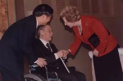 1992年，撒切尔夫人深深弯下腰去，握着一位中国老人的手说：“感谢你当年救了70