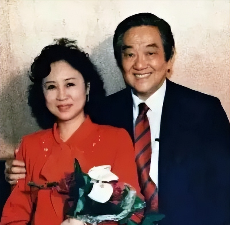 1964年，琼瑶离婚后，做了平鑫涛的情妇。当时平鑫涛的妻子哭着求她把丈夫还给自己