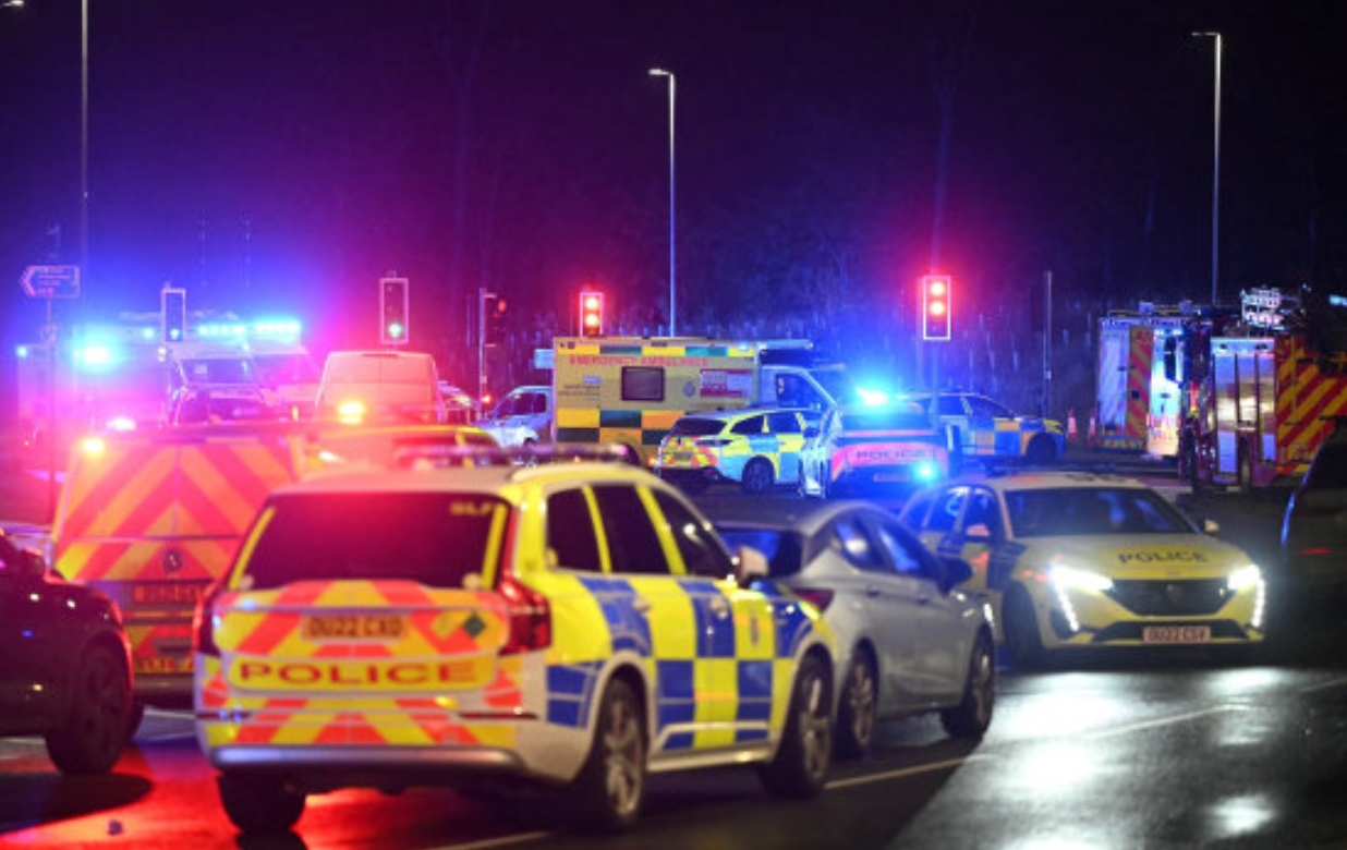 英国火车发生持刀袭击致10人受伤，反恐部门介入