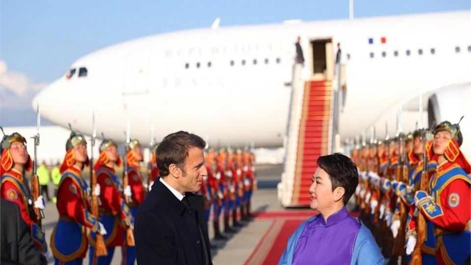 蒙古最美女外长：体格健壮肤好貌美，白手起家成蒙古现代孝庄