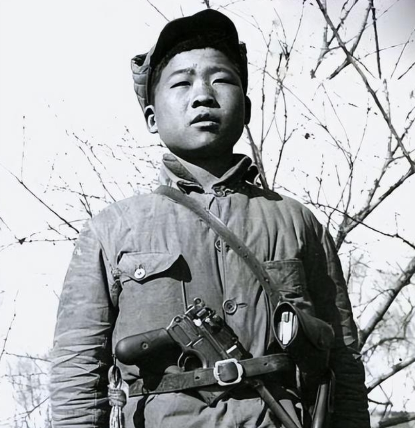 1942年，16岁的八路军小战士宋双来，在送信回去途中，遭遇了日伪军的骑兵。情急