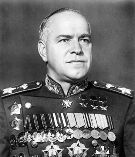 1941年，斯大林与朱可夫争吵得面红耳赤，气氛剑拔弩张。就在两人争执不下时，斯大