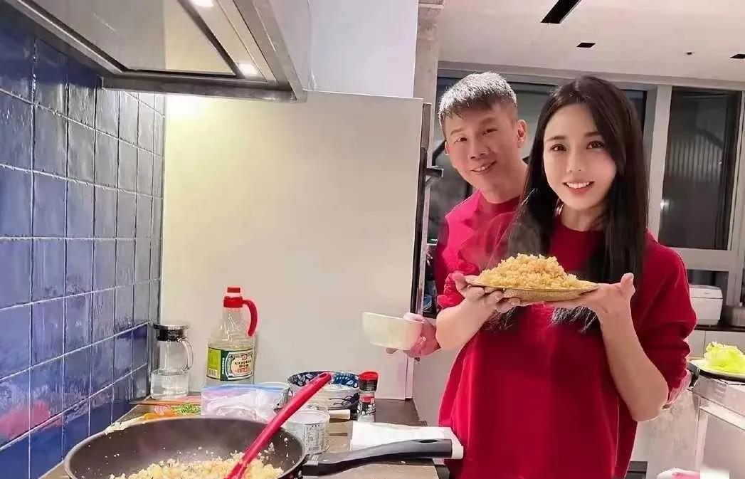 陶喆和太太一起做炒饭，厨房看起来不大，却很温馨，原来陶喆的儿子已经这么大了，他的