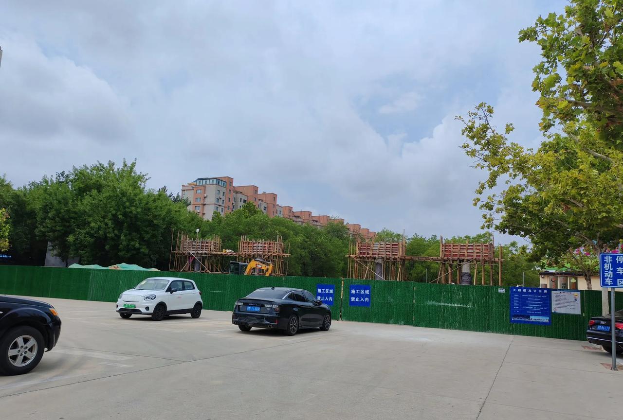 路过德州市妇女儿童活动中心东大门，远远望去，大门紧闭，原来的门口标识也不见了。