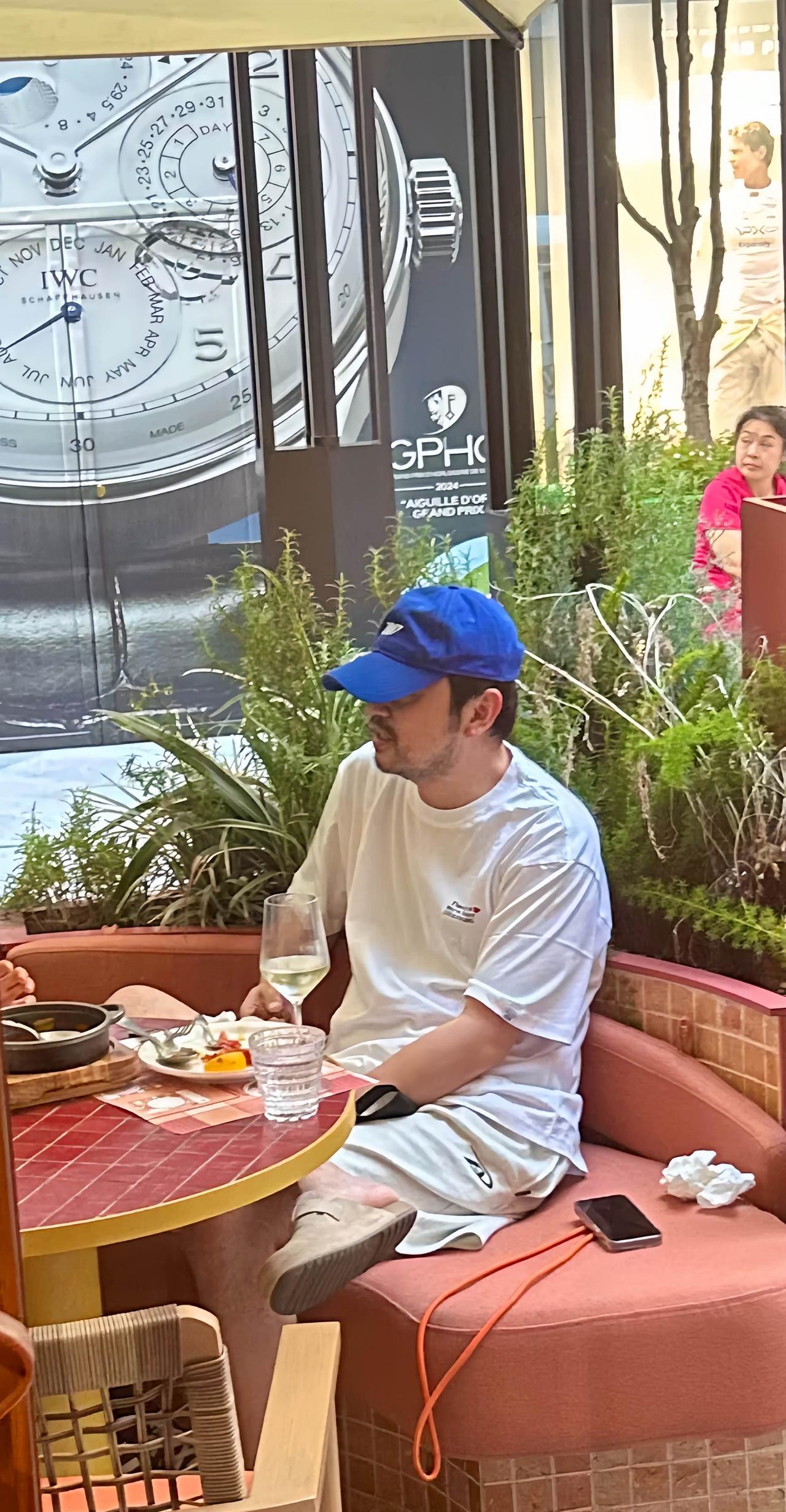 7月9日，有位在上海的网友偶遇雷佳音，他戴着棒球帽，穿着拖鞋坐在那里吃饭的画面。