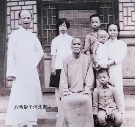1955年被授予少将军衔，但是殷希彭没打过一枪，没指挥过一场战役，就这样也没有人