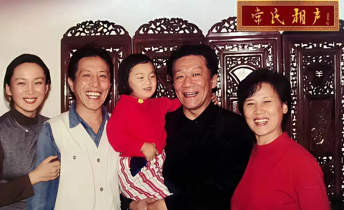 左：侯耀文三口子和常宝丰夫妻俩。
右：袁茵和女儿及戴志诚（前排的老太太不知道是谁