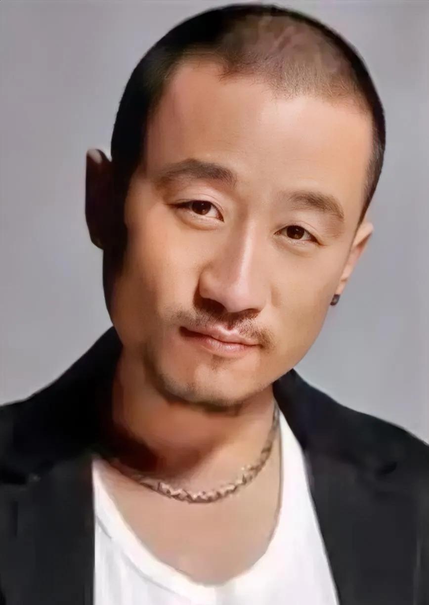 看照片是不是很眼熟？演的电视作品很多，但一时想不起来，李保田原来是他父亲，感觉长