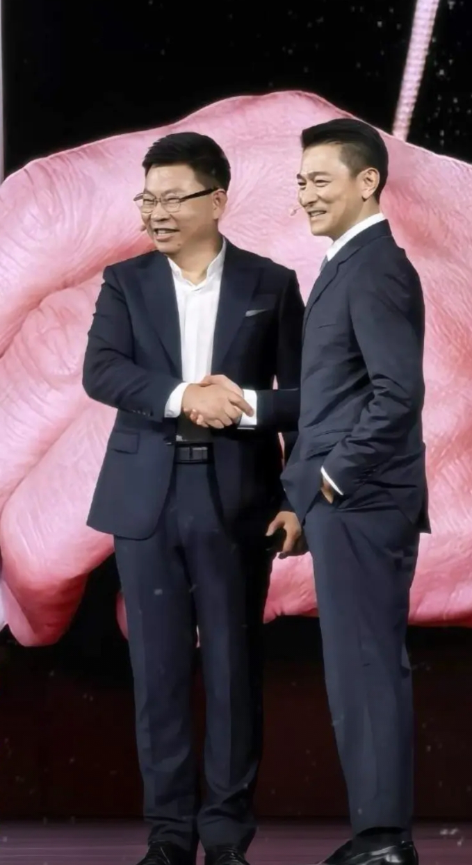 华为找刘德华的原因：
1、口碑好，基本不会翻车，代言稳定！
2、刘德华情商高，轻