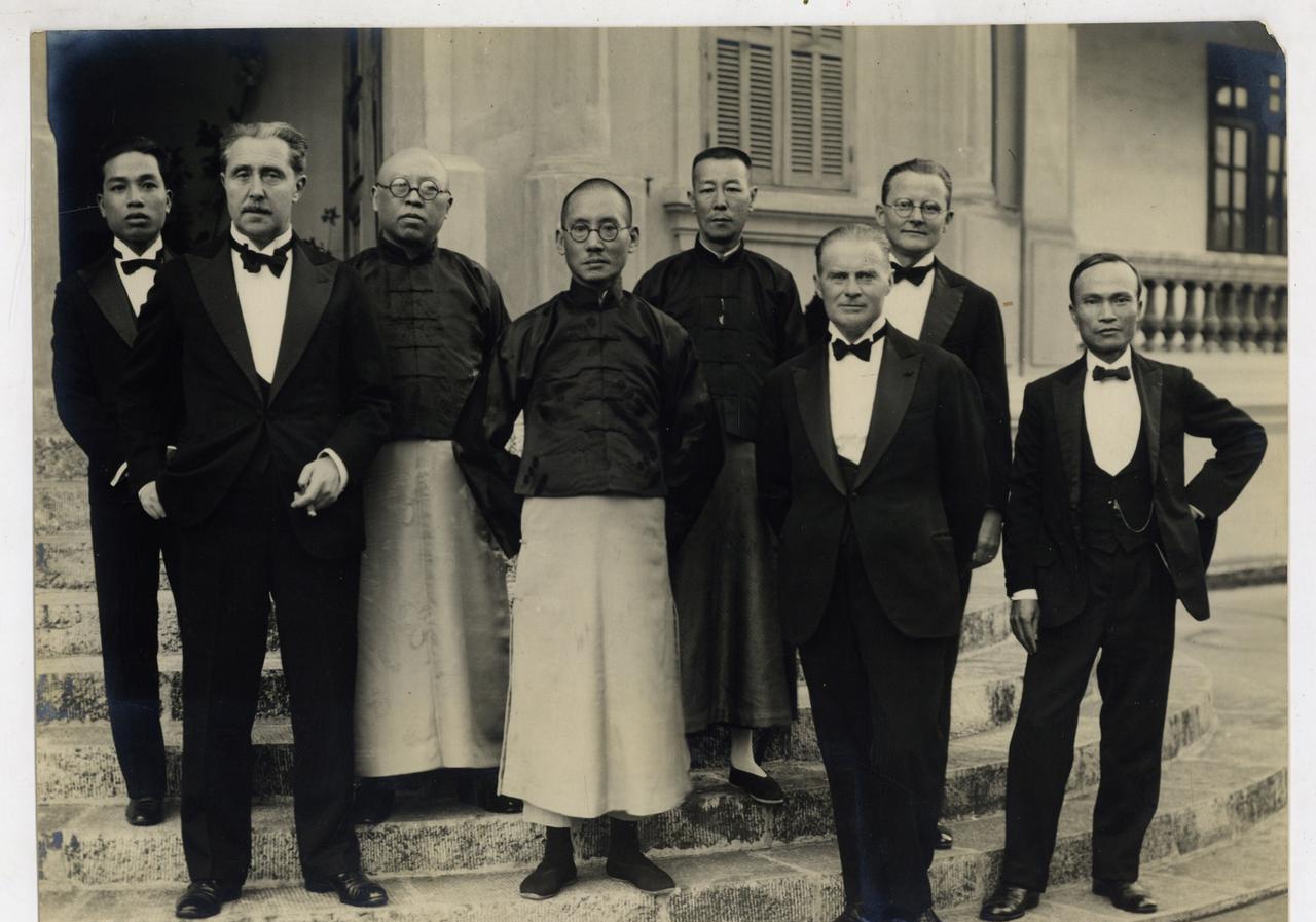 一张龙云和云南政府官员合影的合影。1927年，龙云从发动政变，逼唐继尧下台后独掌