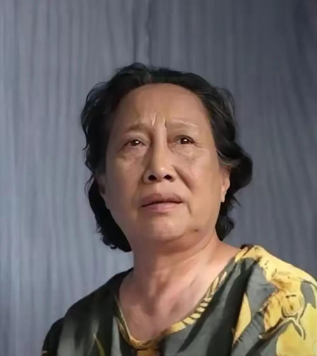 那年头，演员片酬不高，2.6万对她可不是小钱。
看着那破旧院子，她心里盘算着：这