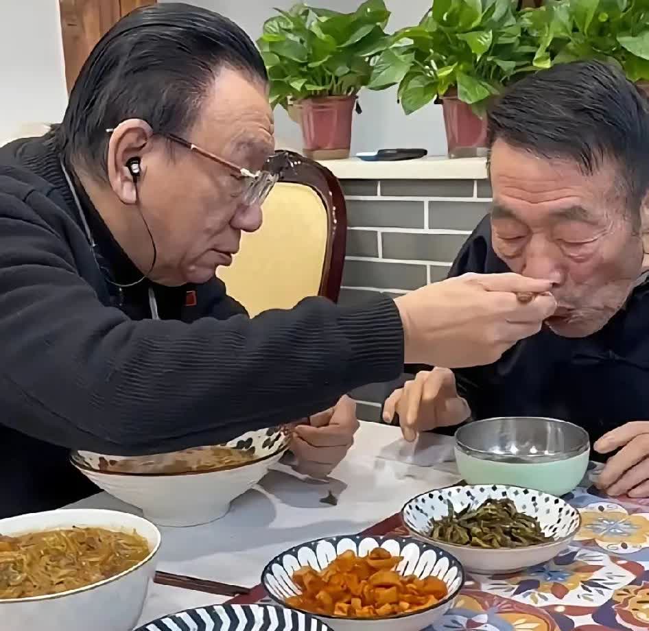 杨少华去世，侯耀华没去参加葬礼，这事儿真让人意外。

一开始说他是年纪大懒得
