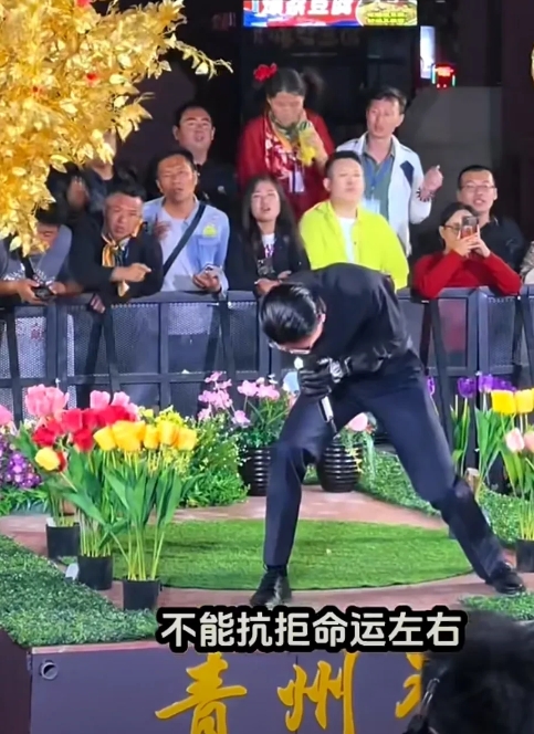 郭有才空降青州古城！郭有才到青州古城开启直播演唱，青州古城内开启了不夜城，迎接五