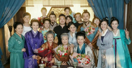 原来扮演又黑又土的德华，在这部剧里这么的漂亮啊，真是人靠衣装。她脸上微微的笑容是