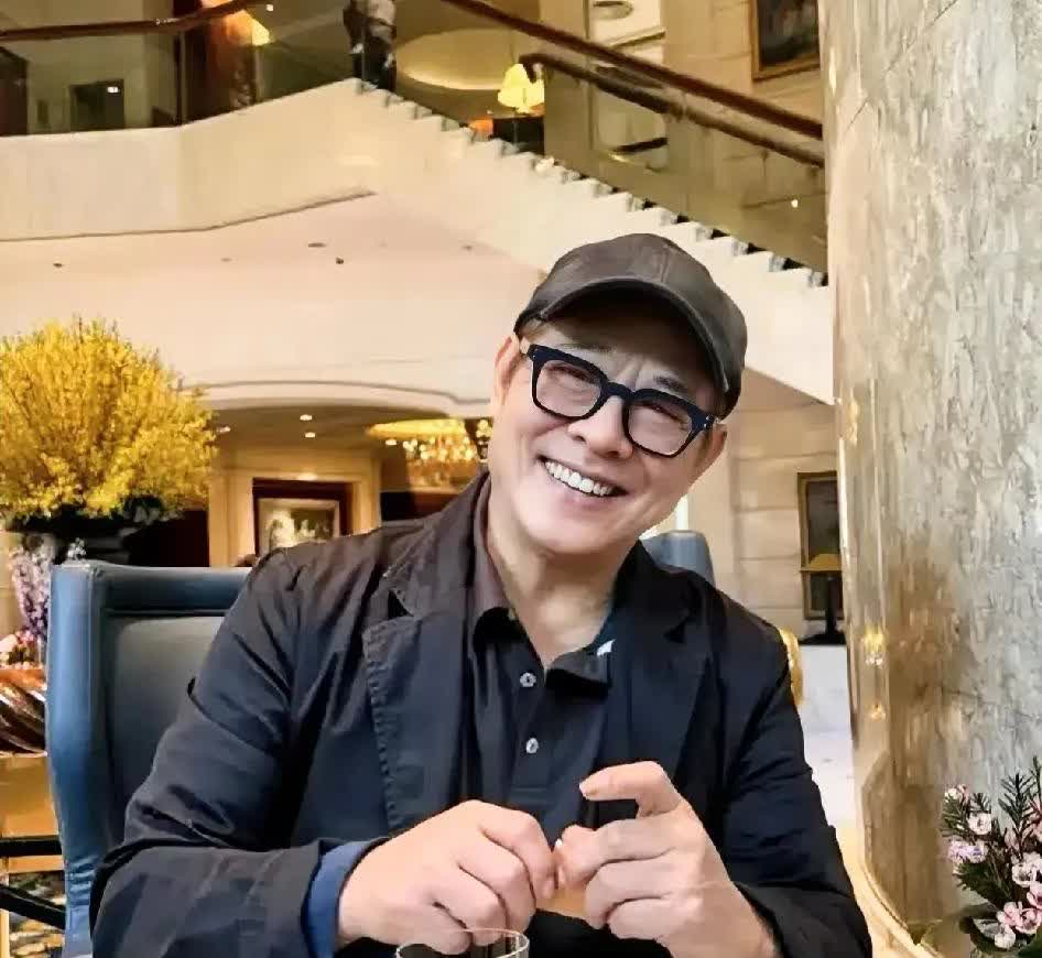 港媒还是太敢说了
一句：情义千斤，不敌胸脯四两
彻底撕毁了李连杰最后的体面
