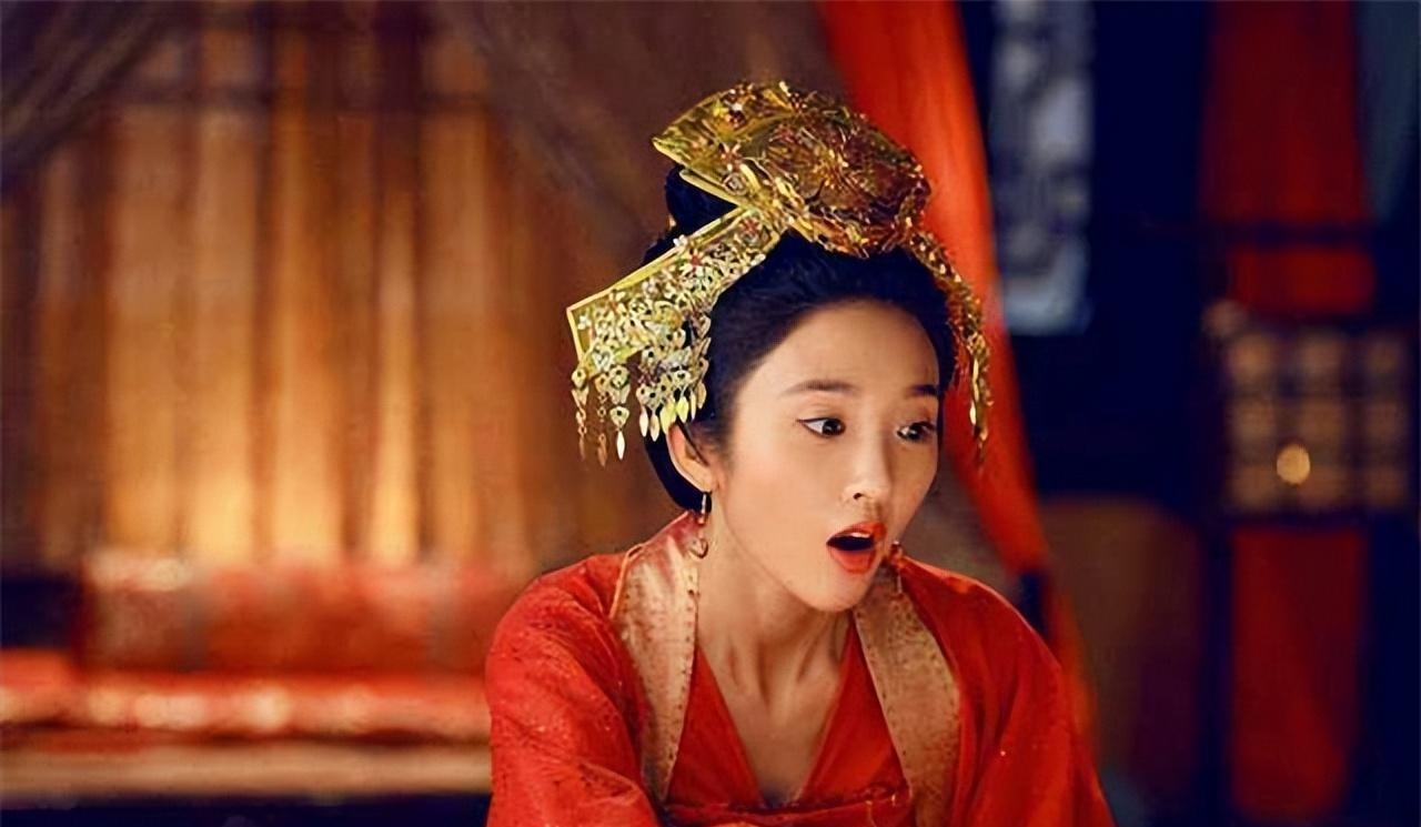 1334年，元惠宗批阅奏折时不经意间抬头看到一双灵动的大眼睛，可别小看这个奉茶的