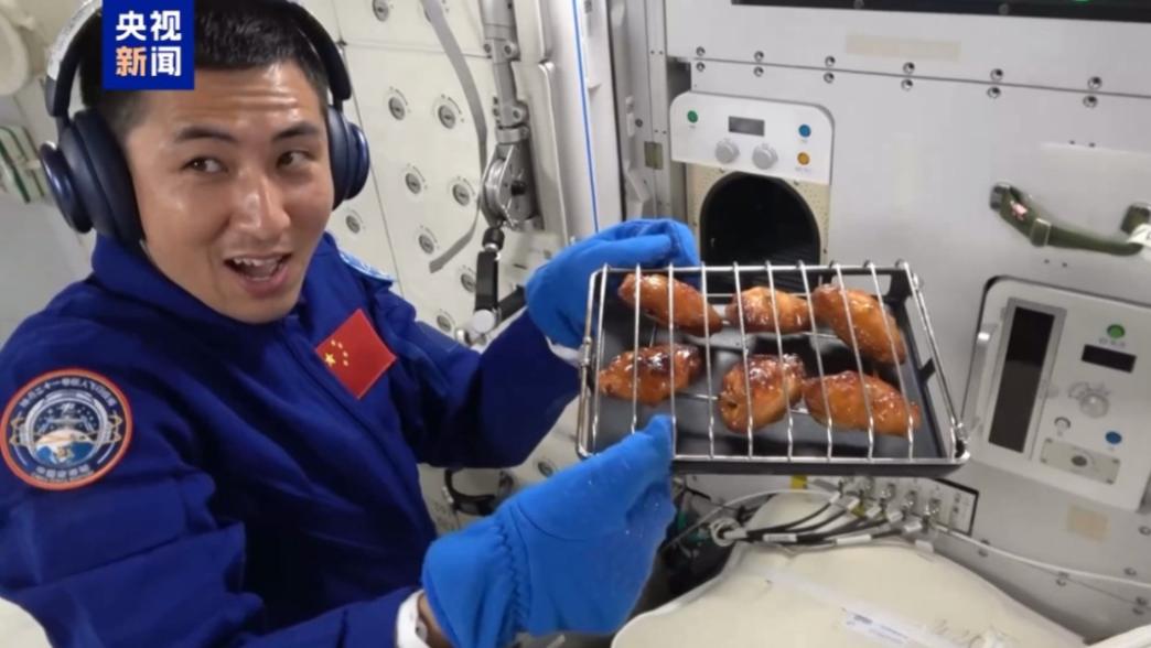 科技的尽头是人：从《火星救援》的土豆到太空鸡翅，读懂烟火气的人生哲学