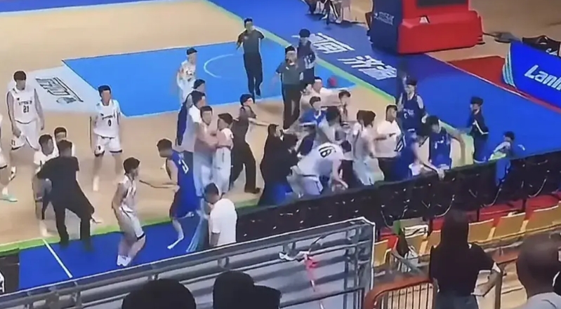 明明被处罚的是U21辽宁男篮和山东男篮两队。但是为什么网上抱怨的全是辽宁球迷和自
