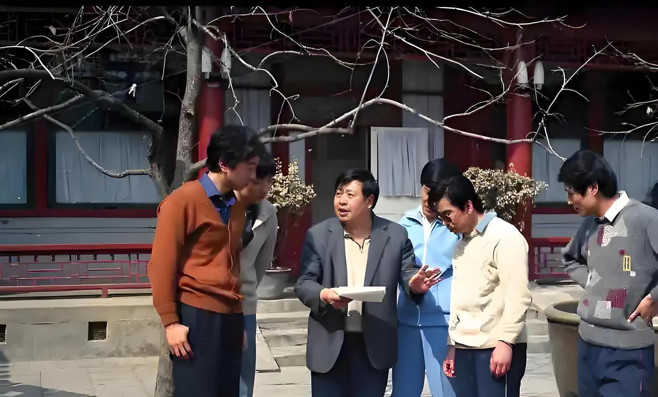 中间这位男士，身穿灰色西装，看起来咋这样眼熟呢，这不是一代相声大师马季吗？马季先