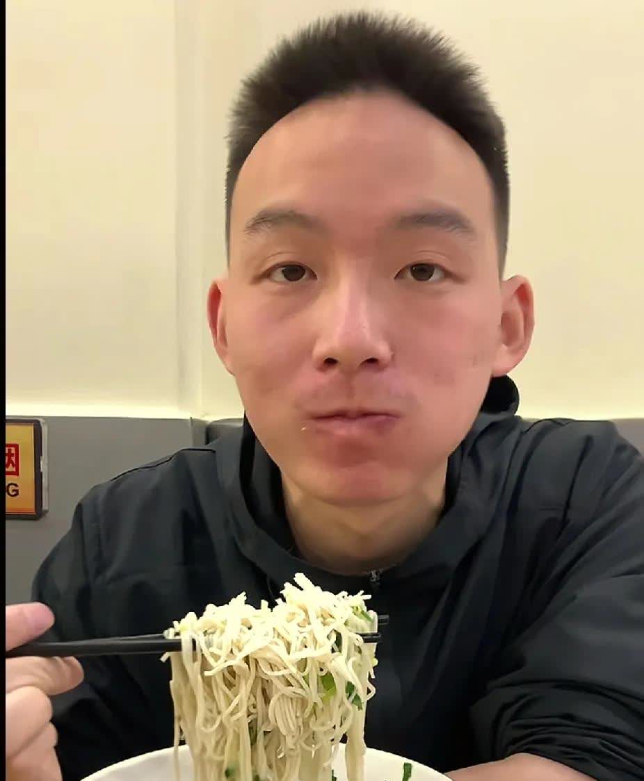 谢浩男一点辣椒都不吃，为什么还长痘痘了呢！
在南京吃面，大妹和许妈妈都点了一碗
