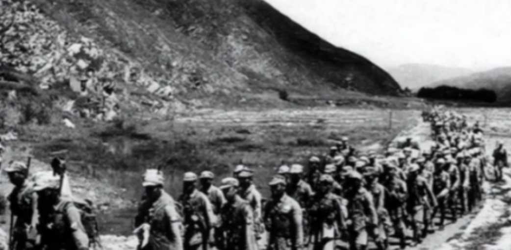 1935年，长征红军营300多名战士离奇死亡，死时神情放松、面容安详，毛主席知道