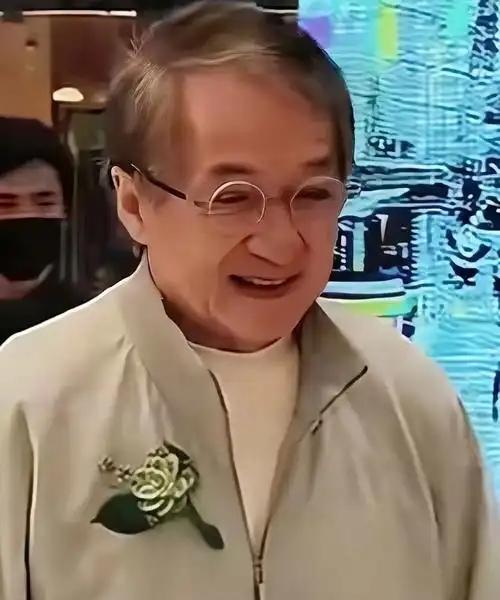 [月亮]成龙大哥这辈子大概率要抱憾终身了！他这辈子再有钱、再耀眼，到了2025年