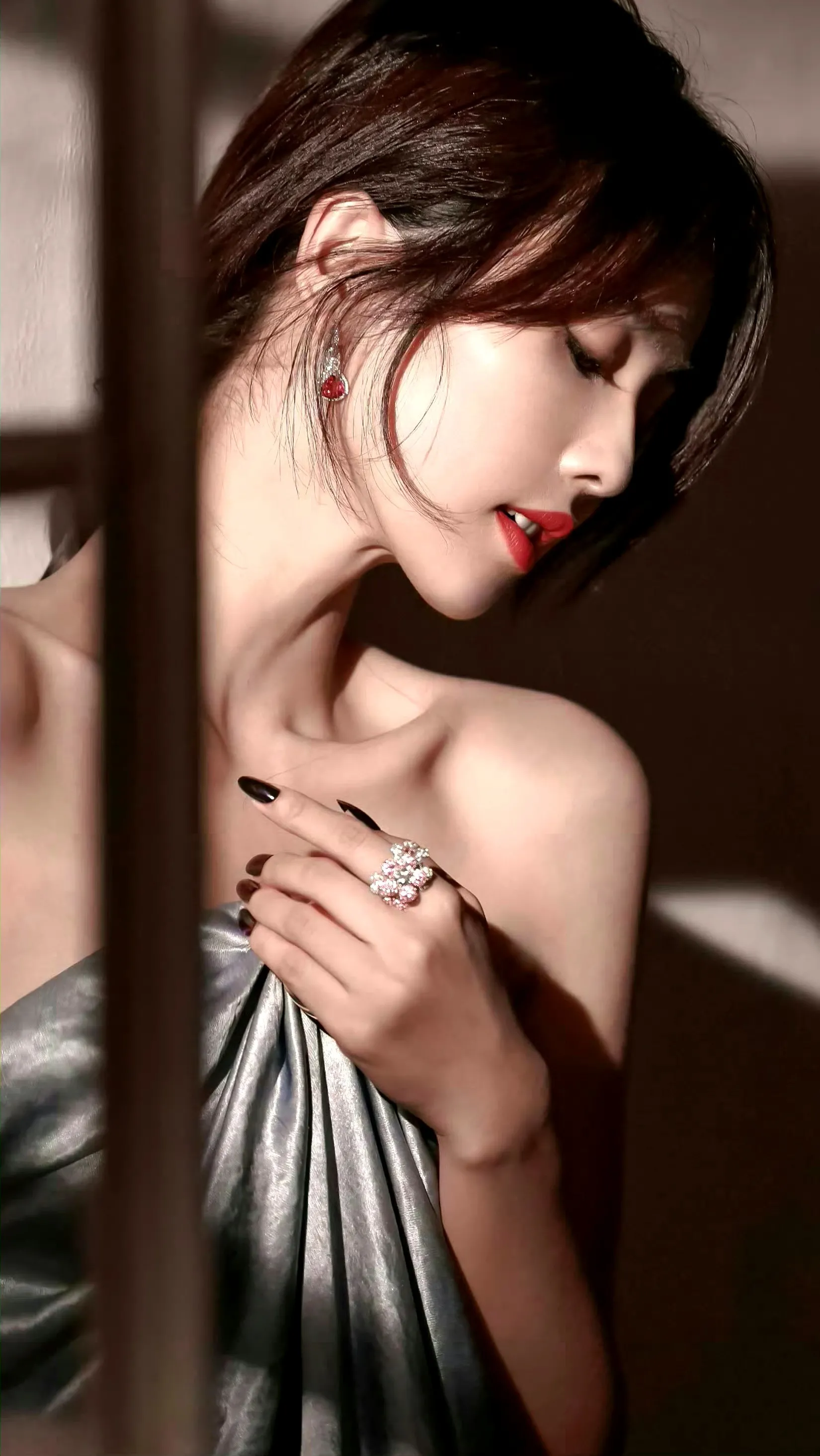 白鹿：绿色连衣裙搭配羽毛耳环，优雅又迷人！