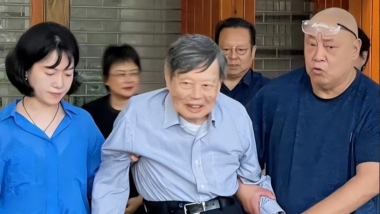 杨振宁追悼会现场：翁帆哭红双眼，74岁长子缺席，众人各种猜测