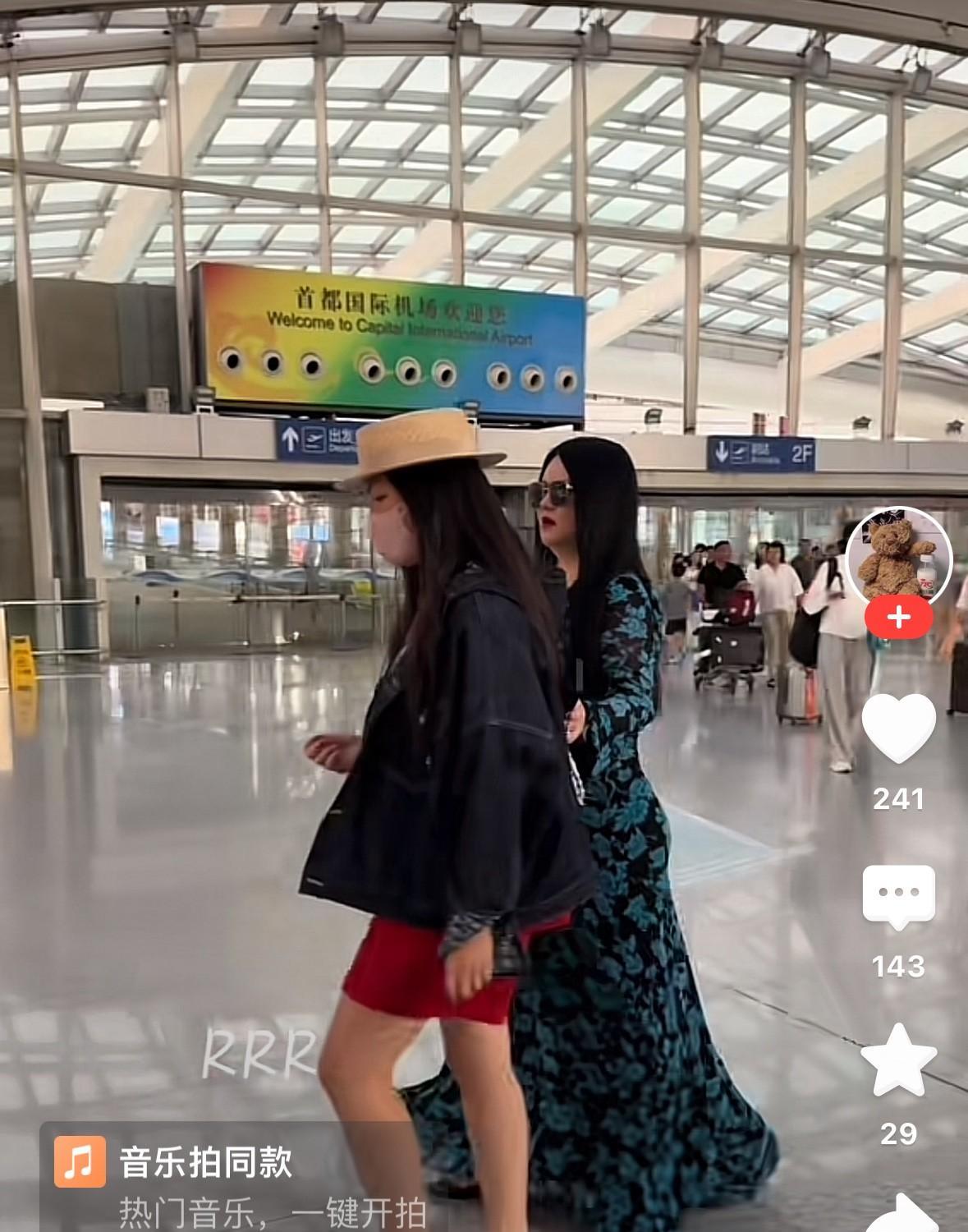 看看人家李湘，胖的一个富态，而且主动跟拍摄者打招呼说“好啊，再见了宝贝们”，不像