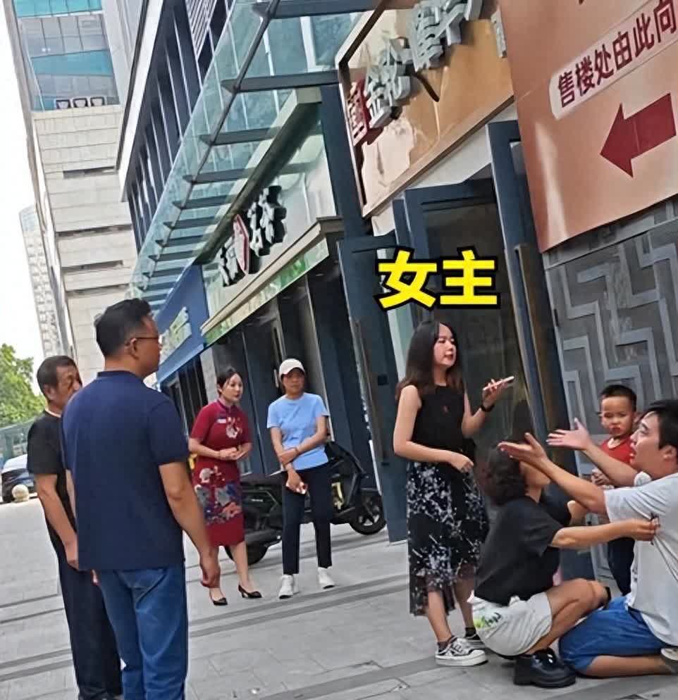 江苏男子当街下跪，控诉妻子乱来，气到磕头，月入10万仍被嫌弃，妻子冷漠玩手机，孩