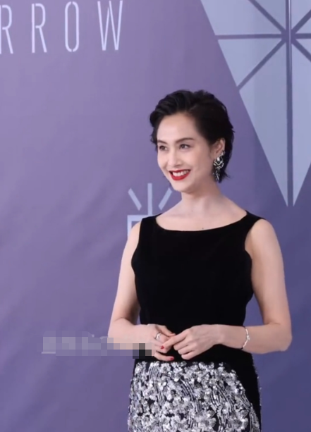 岁月从不被美人。朱茵是七零后的美女偶像，真真正正的美