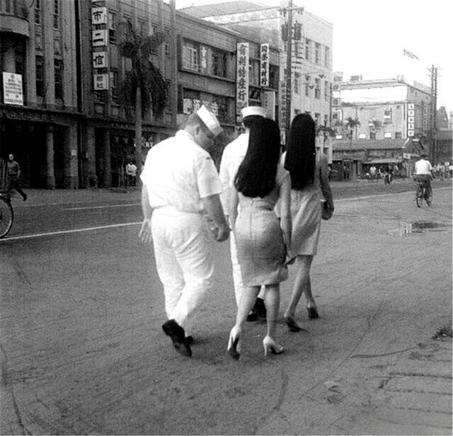 图为1950年驻扎在台湾的美军士兵，在搭讪女子

驻台美军享有“外交豁免权”，因