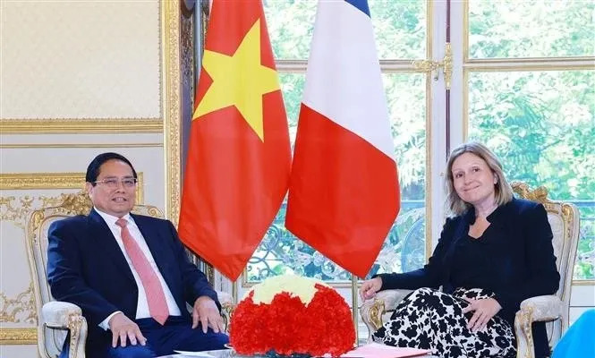 劈开二郎腿，法国议长笑会越南总理











---







