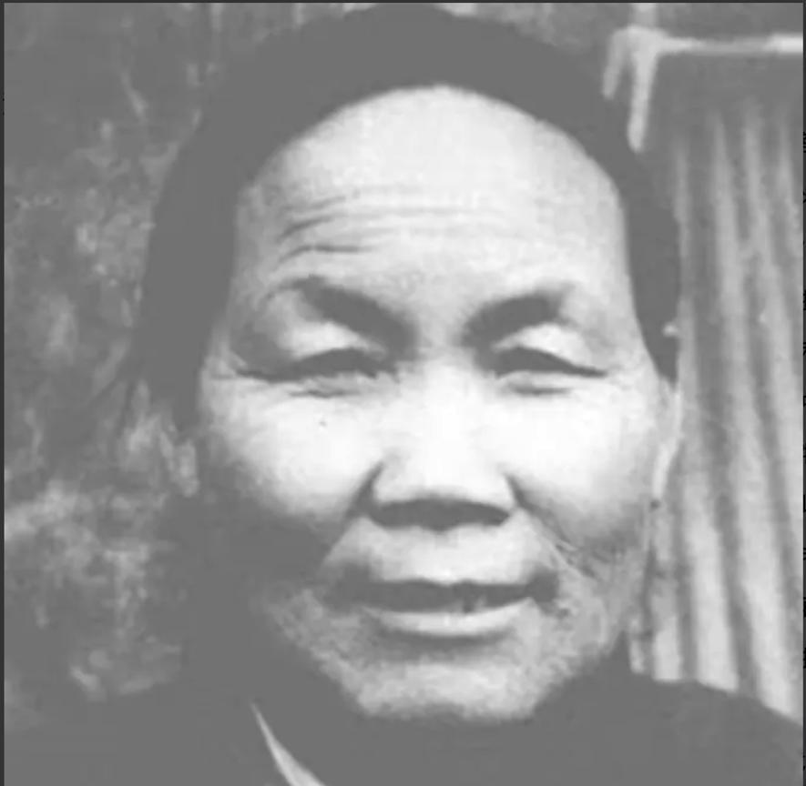 1940年，八路军在一个大娘家里喝粥，这时，班长发现不对劲，大娘的女儿不在，便连