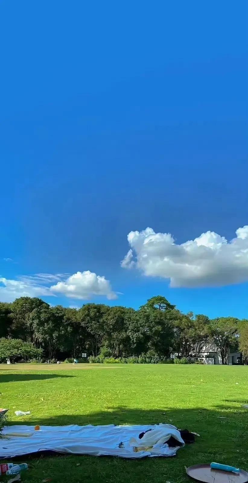 一位网友讲述：“我老公昨天突然哭了，哽咽着说，现在这个世上只有我最心疼他，最关心
