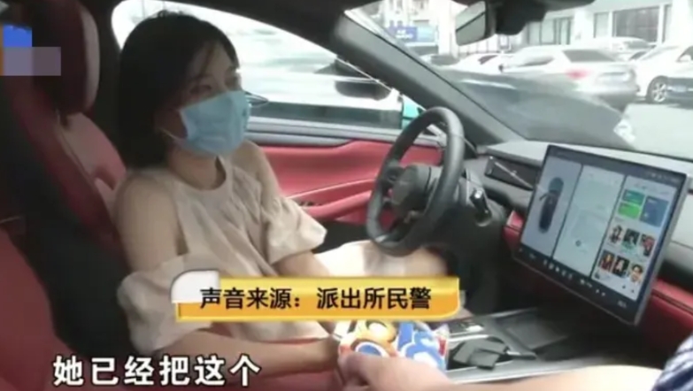 小米女车主恶人先告状，声称自己被路怒症货车先别停，后辱骂。

她诉苦时那叫一个委