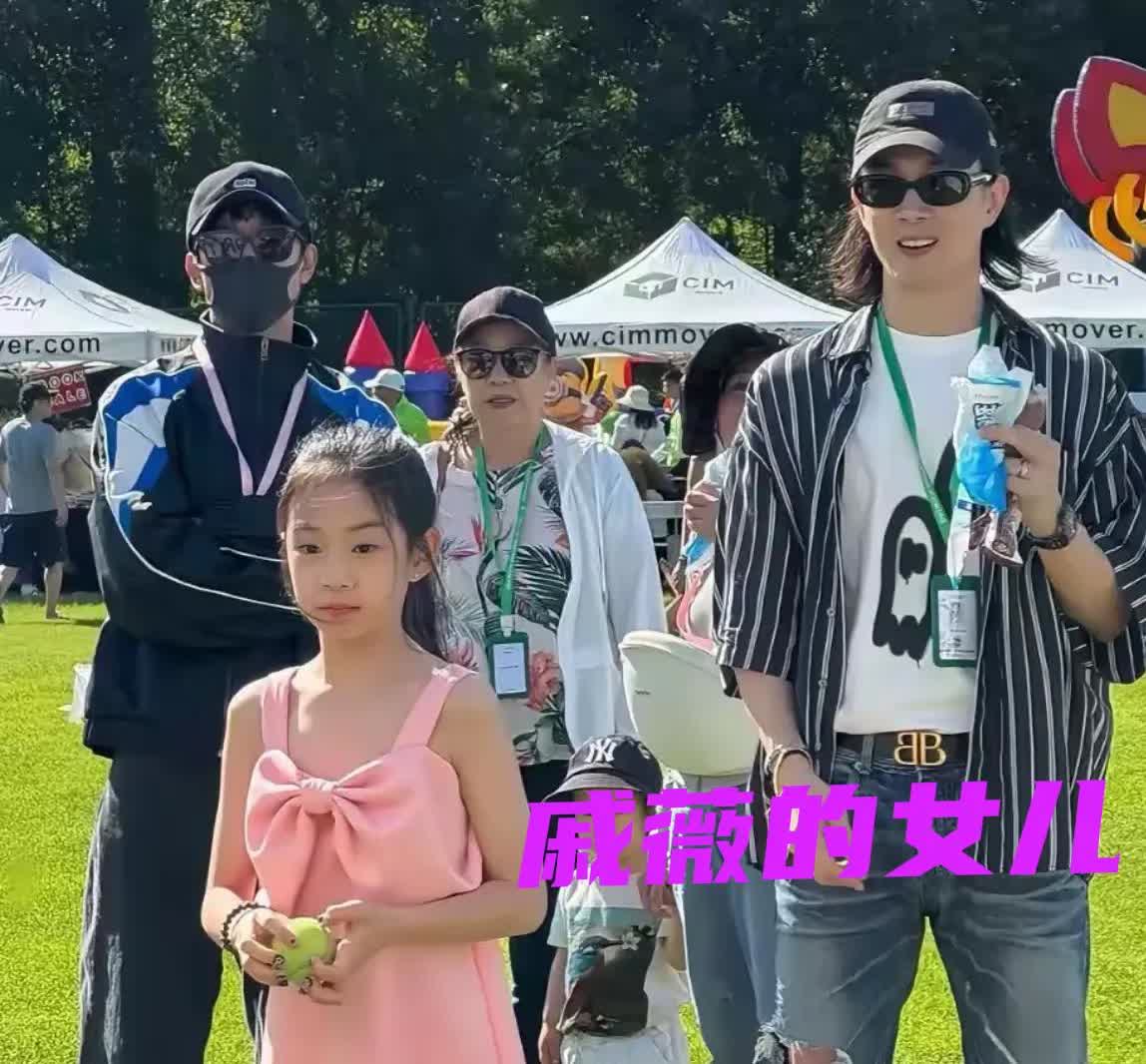 戚薇女儿的颜值，被高估了！

小时候这个孩子又可爱又机灵，尤其是长得像妈妈，