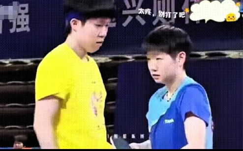 哥哥心疼啦！

王楚钦在比赛中对孙颖莎的关心，让人非常感动，他对孙颖莎说“太痛了