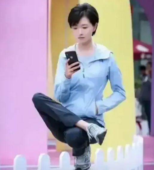 今天看一个真人秀视频，其中有明星万茜，她早上起来准备去跑步，当时万茜穿了一条白色