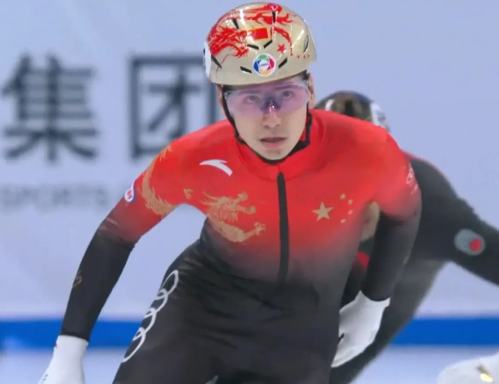 2025国际滑联短道速滑世锦赛刚刚在北京首都体育馆正式开幕！
在男子1500米1