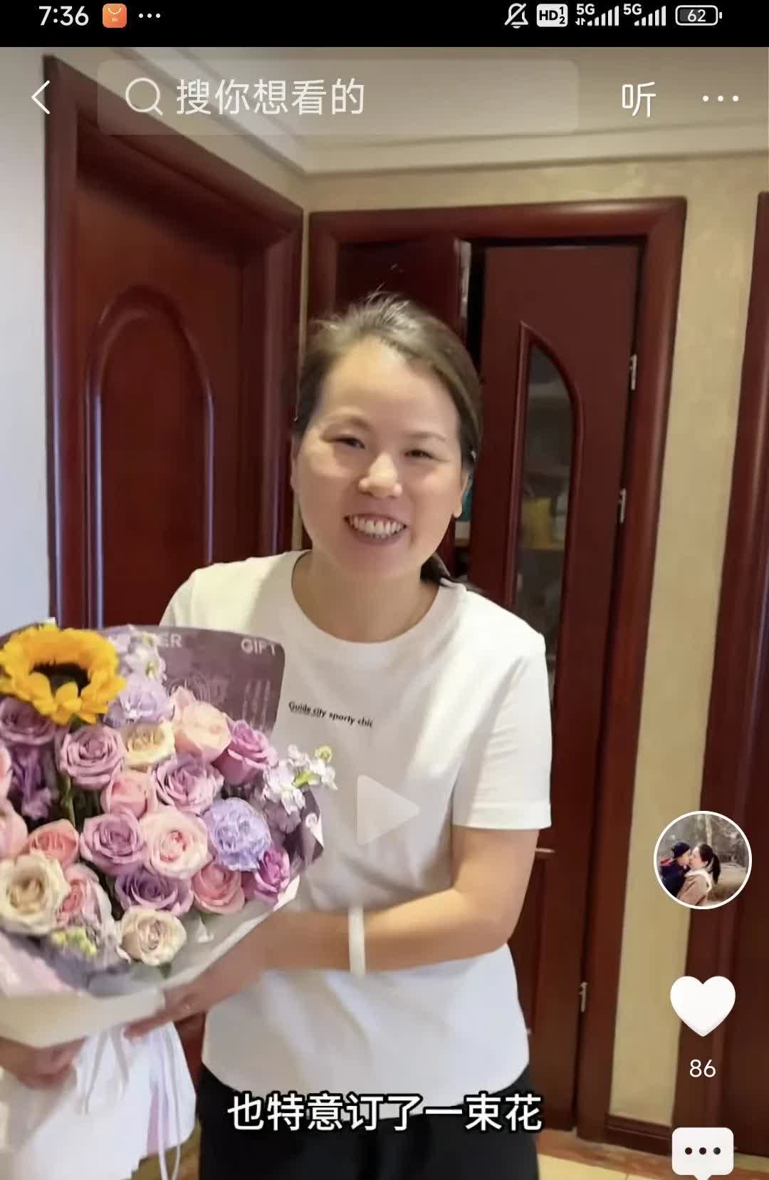 京城小二的女儿高考过后，小二也给女儿送上了一束鲜花，该有的仪式感还是得有啊，毕竟