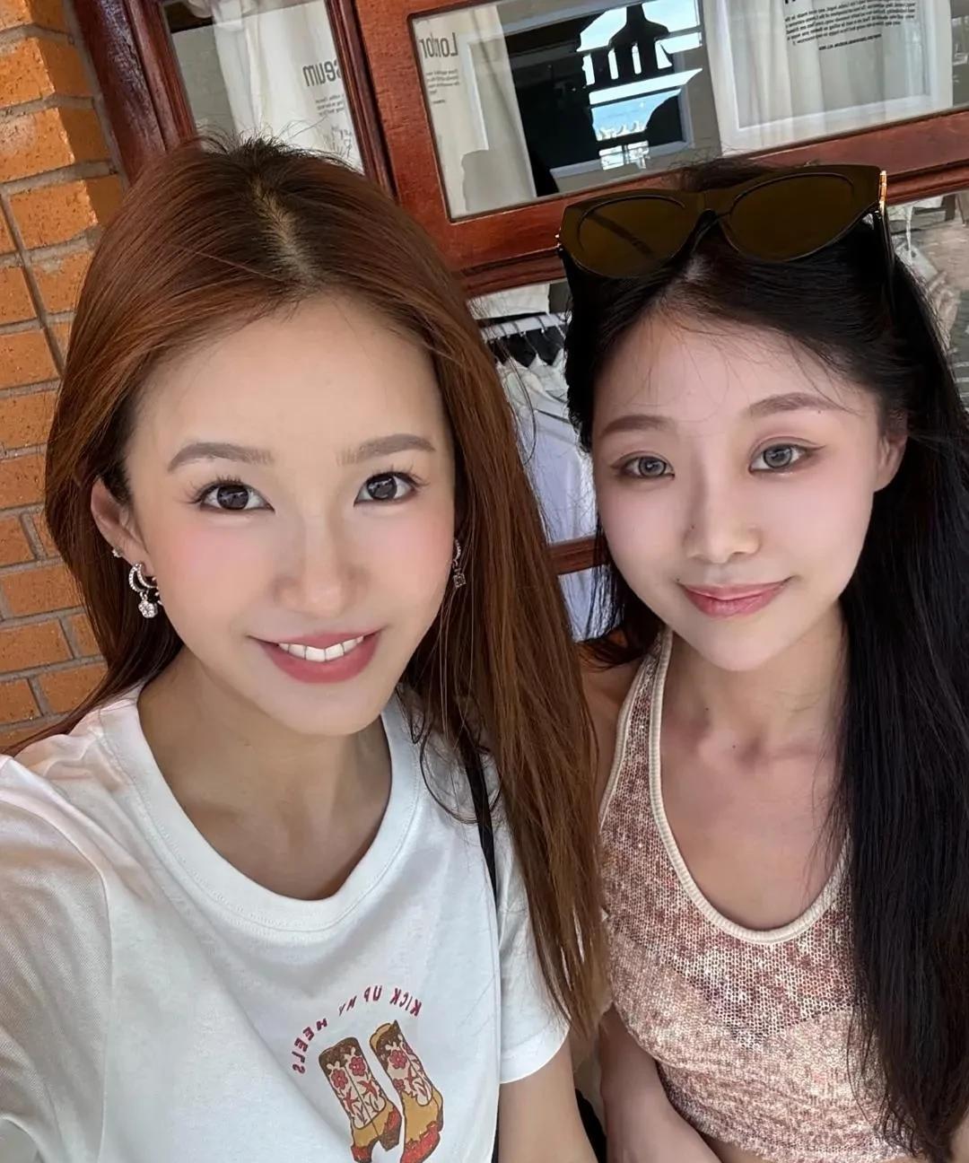 原来陈赫老婆长这样？
陈赫老婆现身韩国济州岛旅游，路人镜头下的她，长发披肩，皮肤